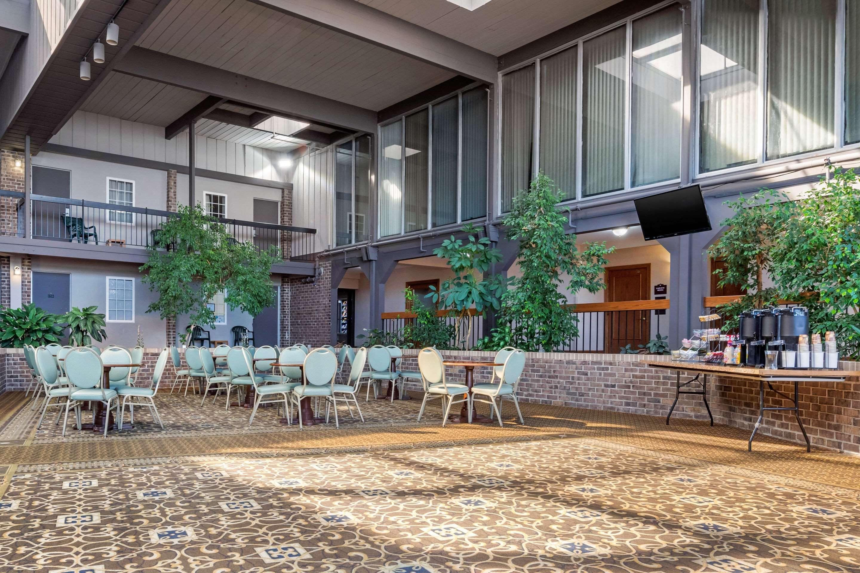 Clarion Hotel And Conference Center Harrisburg West Нью-Камберленд Экстерьер фото